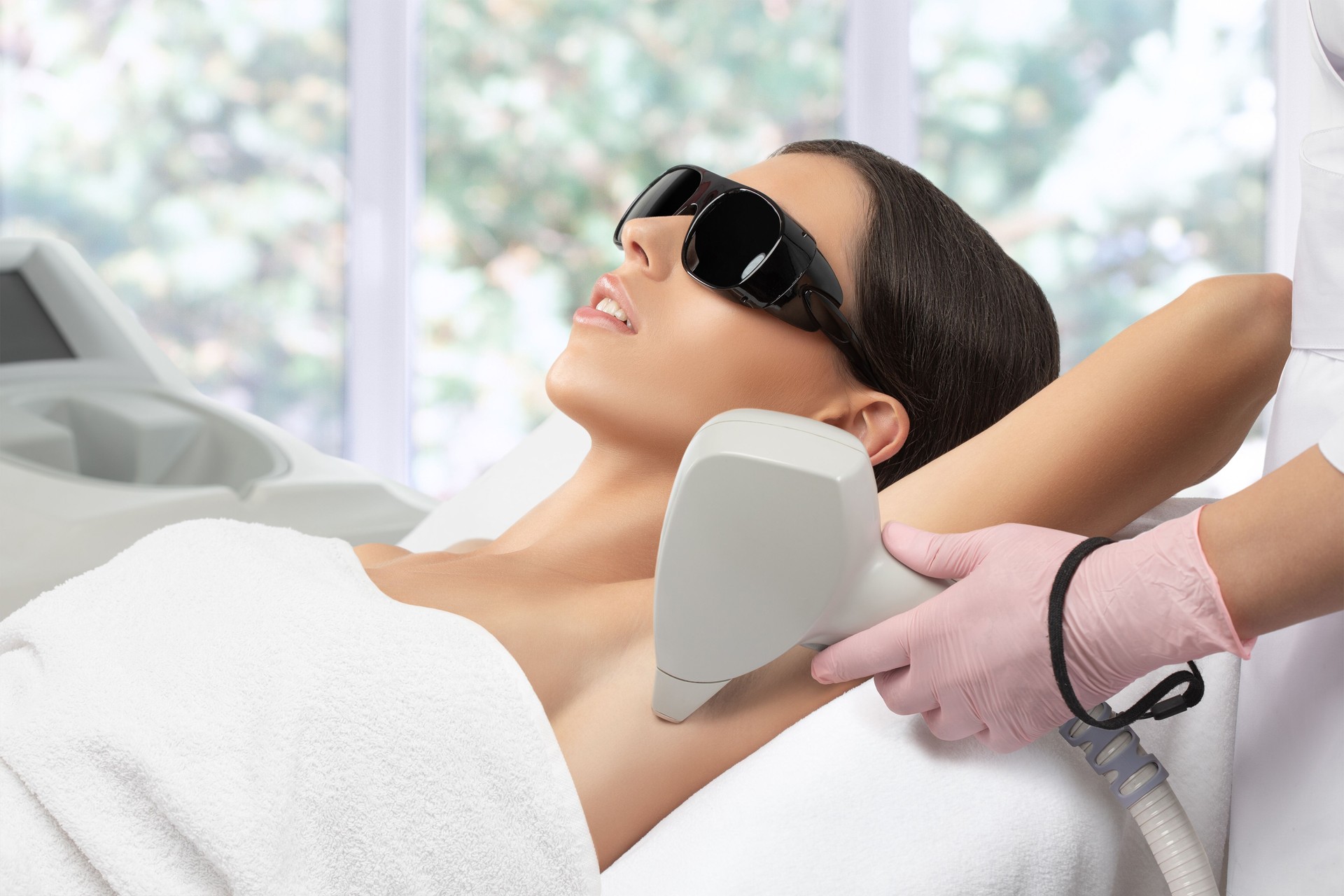 Procedimento de depilação de despilação de Elos em um corpo de mulher. Esteticista fazendo rejuvenescimento a laser em um salão de beleza. Removendo cabelos do corpo indesejados. Cosmetologia de ipl de hardware